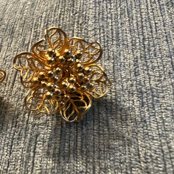 Vintage Gold Tone Clip -On Earrings! - Picture 16 of 16